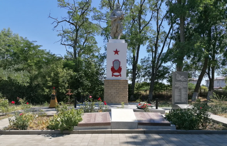 Братская могила советских воинов в хут. Нижняя Гостагайка погибших в боях с фашистскими захватчиками, 1943г.