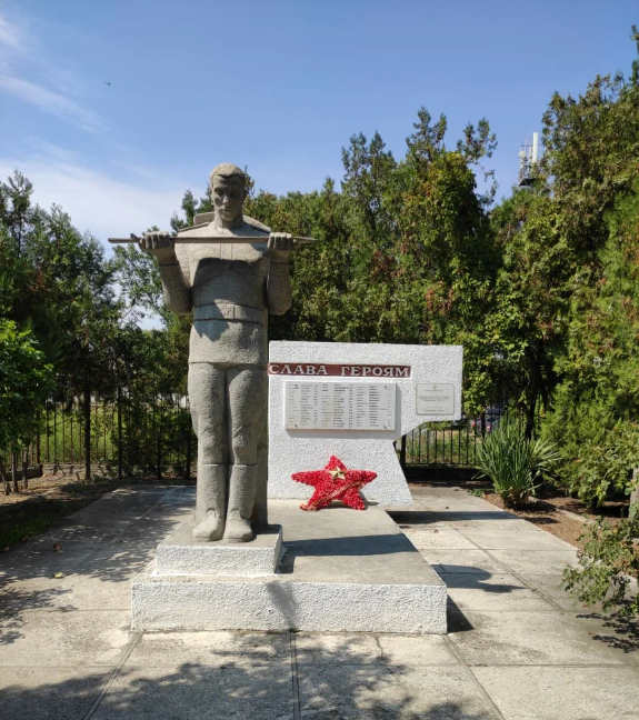 Братская могила советских воинов погибших в боях с фашистскими захватчиками, 1943г.