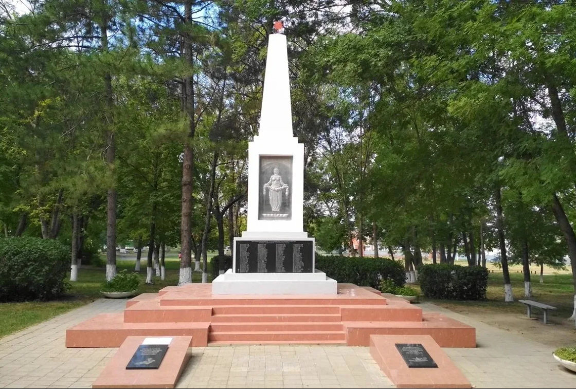 Обелиск воинам-землякам, погибшим в годы Великой Отечественной войны, 1975 г.