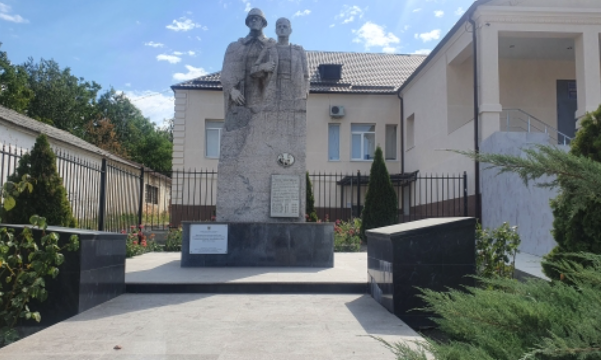 Братская могила жителей села, казненных фашистами и советского воина, погибшего в бою, 1942-1943 годы